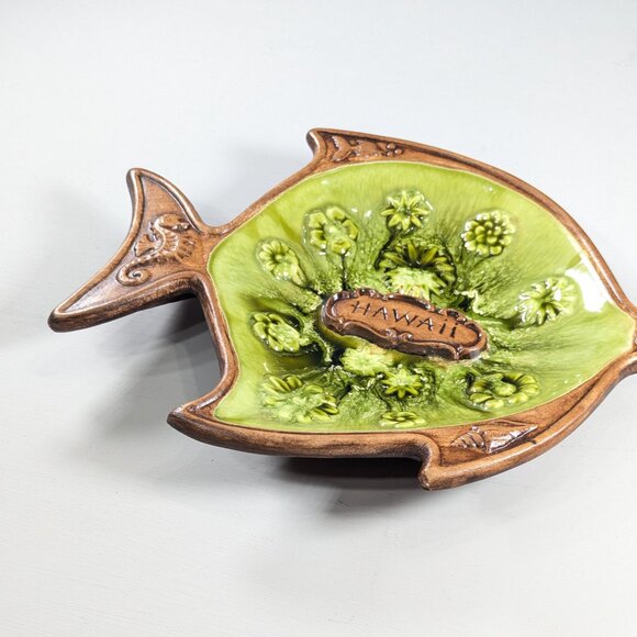 ca1970s Treasure Craft USA Hawaii pottery fish shaped dish brown / lime green - Picture 2 of 8